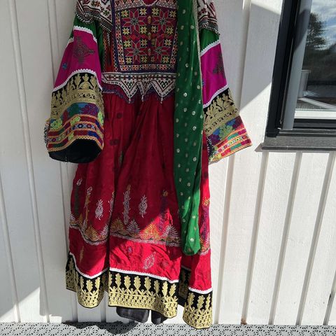 Rød afghan dress