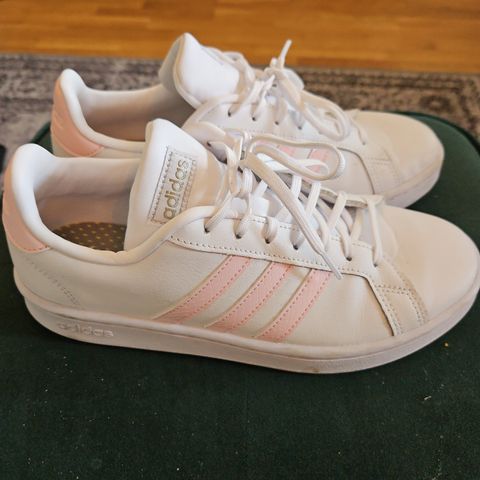 Grand court adidas damesko hvite/rosa størrelse 40/US 8/UK6 1/2