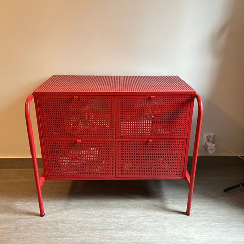 En rødt kabinett fra IKEA ❤️