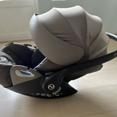 Pent brukt Cybex Cloud Z+ i-size bilsete + base