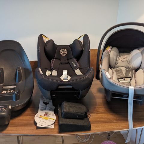 Cybex Sirona M2 i-Size og Cybex Aton M i-Size med base som passer begge