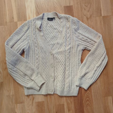 Nydelig strikket jakke  str (38-40)