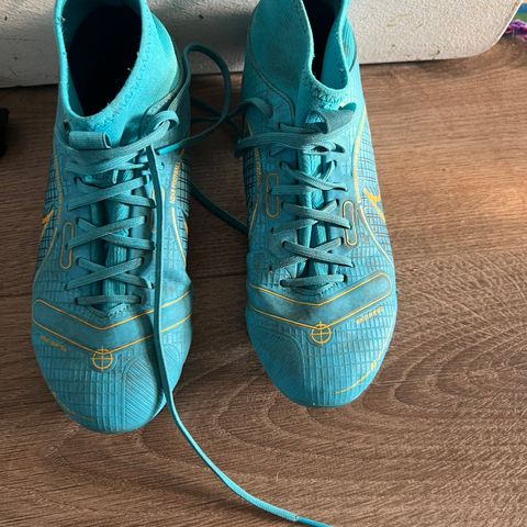 Nike fotballsko str 34