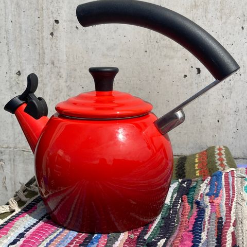 Le Creuset Vann/tekjele. Med fløyte. 1,25 liter. Selges 400kr.