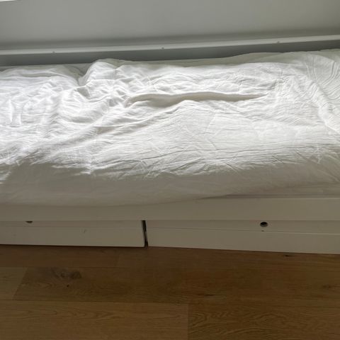 Pent brukt JKL seng (80x200cm) med brede skuffer selges