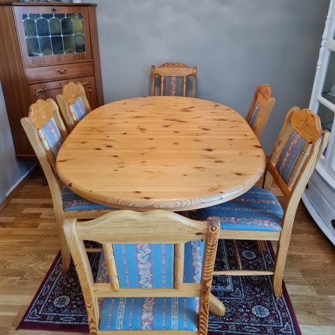 Spisebord med 6 stoler i furu gis bort ved henting.