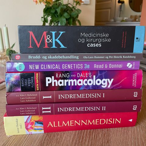 Diverse bøker til medisinstudiet - pent brukt!