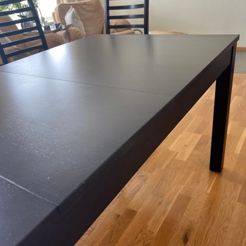 Spisebord mørkbeiset med 2 klaffer