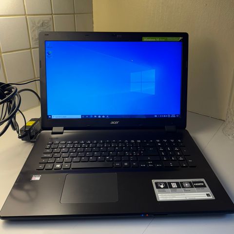 Perfekt og stor Acer laptop til pensjonister selges Billigt