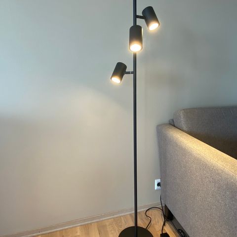 Gulvlampe med 3 spotlys