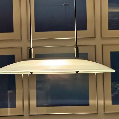Moderne designlampe (pendel fra tak).