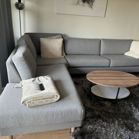 Strøken sofa med sjeselong