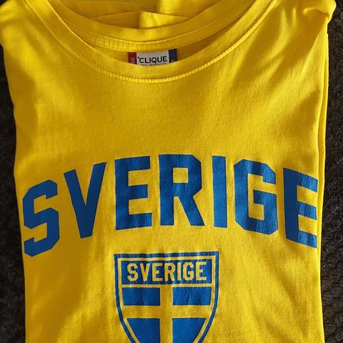 SVERIGE fotball t-skjorte. XL TAG, men er mer til Large.