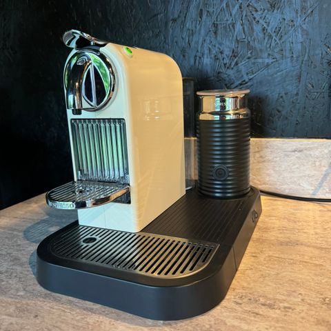 Nespresso kaffemaskin med melkeskummer