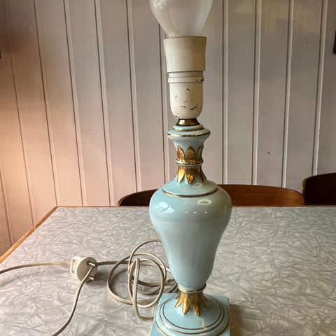 Vakker vintage italiensk bordlampe i lyseblå porselen fra Pal-linaee.