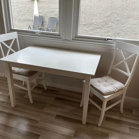 Kjøkkenbord med 2 stoler