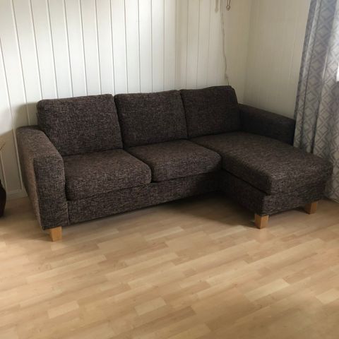 Sofa med sjeselong venstre