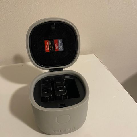 Vanntett GoPro lader med 3 batterier og SD kort overfører og 3 SD kort holder