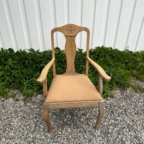 Antikk flott stol med fine detaljer