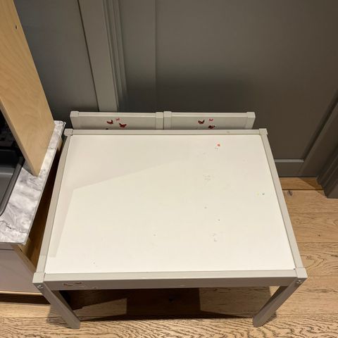 IKEA bord og to stoler til barn