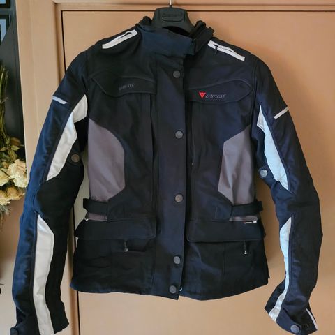 Dame Dainese touring-motorsykkeljakke kr 1500 og Dainese ryggskinne kr 500