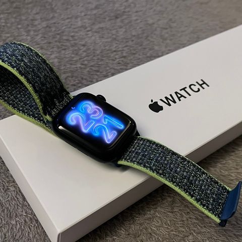 Apple Watch SE (GPS + Cellular) 44mm