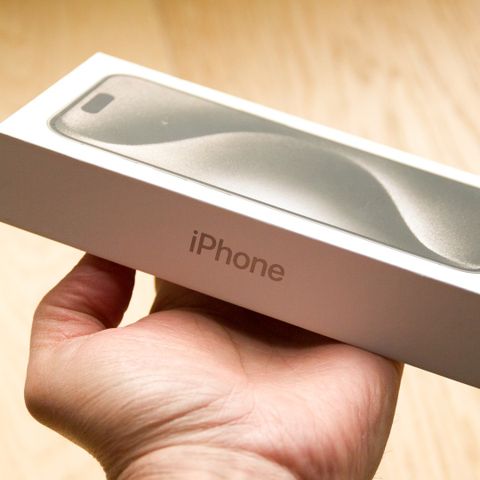 iPhone 15 Pro boks + Apple Klistremerke + konvolutter