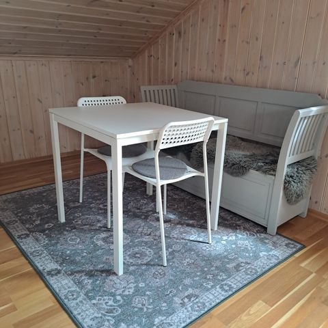 Kjøkkenbord med 2 stoler og slagbenk med oppbevaringsplass