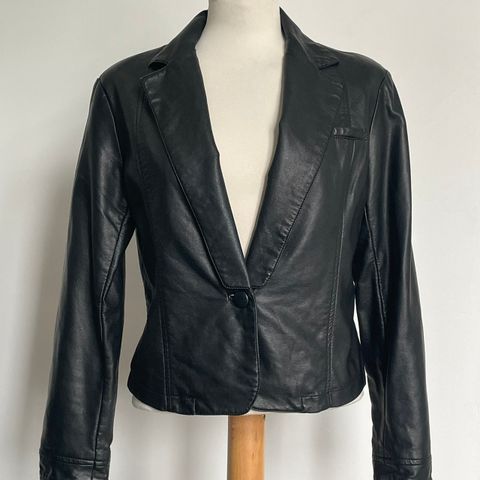 Kort tøff vintage jakke i imitert skinn (fra 90-2000 tallet)