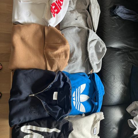 Ulike hettegensere selges; Wood wood, Thrasher x Huf, Weekday, Polo etc