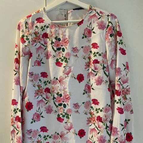 Bluse med blomster