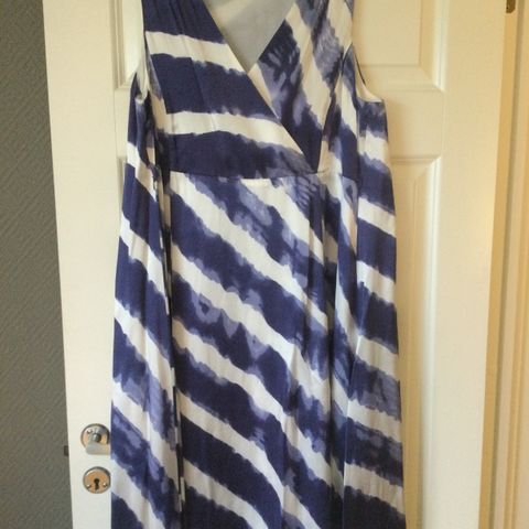 A-formetJean Paul kjole i silke blå og hvit str 40 (ny)