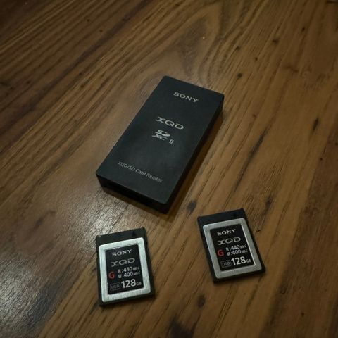 128GB XQD minnekort med leser