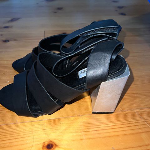 Pene sandaler med høy hæl selges 100kr