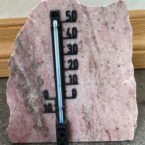 1 spesiell, flott gradestokk THULITT stein fra Lom. H. 11,5 cm, B. 10,5 cm 415 g