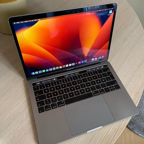 Macbook Pro 13” Late 2017, Fire thunderbolt 3 porter 256GB