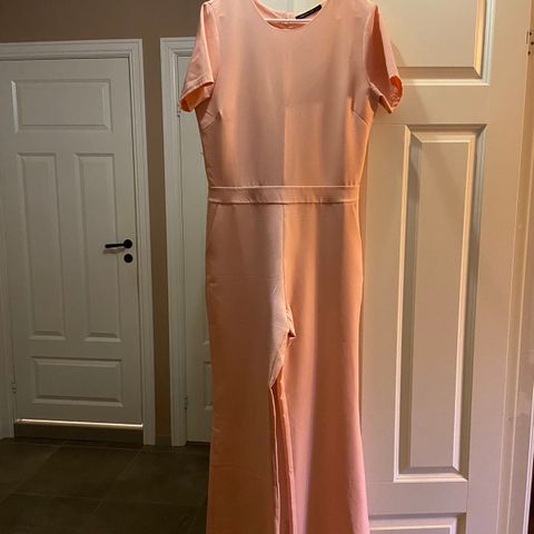 Ny rosa buksedress selges