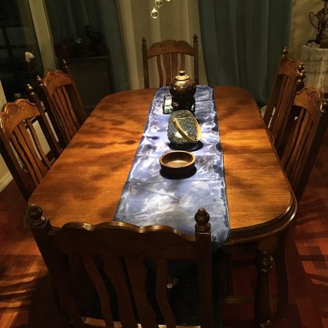 Spisebord med 6 stoler og 2 ileggesplater