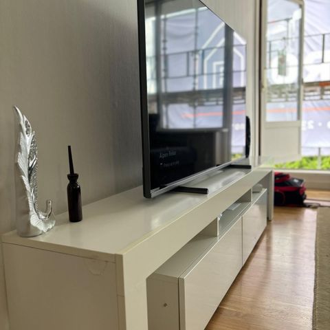 En nesten ny og vakker TV bord