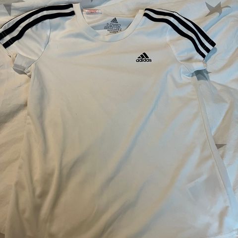 Adidas t-skjorte str. 152