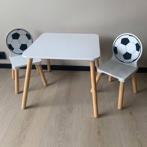 Bord og to stoler