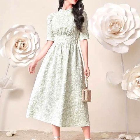 Hvit lang kjole med grønne blomster & prinsesseermer str. M