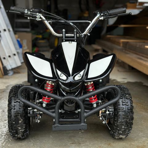 Black edition firhjuling/ATV for barn