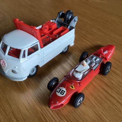 Corgi Toys, Volkswagen servicebil med Dinky Ferrari racebil. Original eske.
