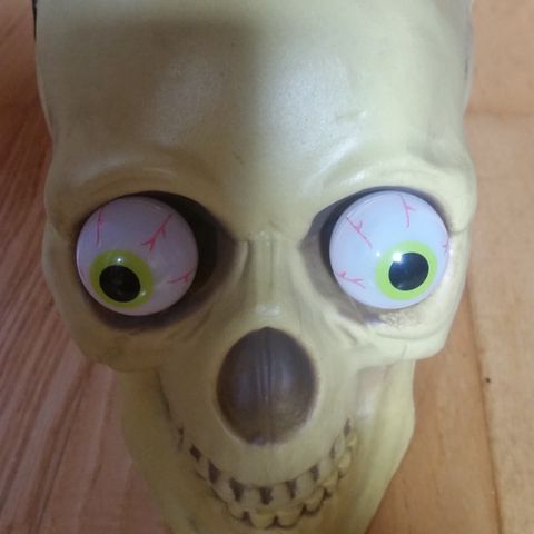 Dødningshode som har blinkende øyne - Halloween dekorasjon