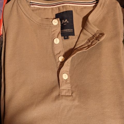 XS: Lindbergh Grandpa Long Sleeve Slim Tee DK Sand