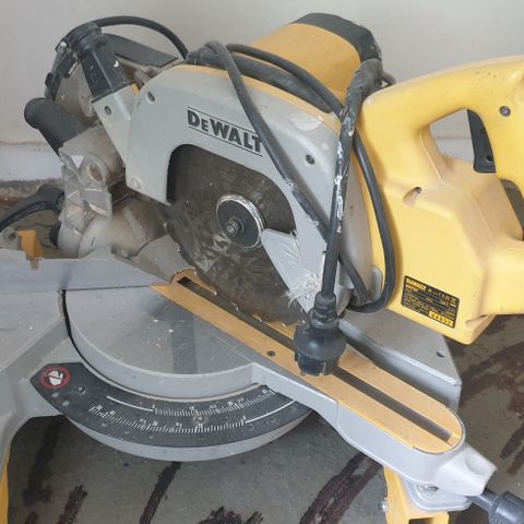 Dewalt  Kappsag og bord