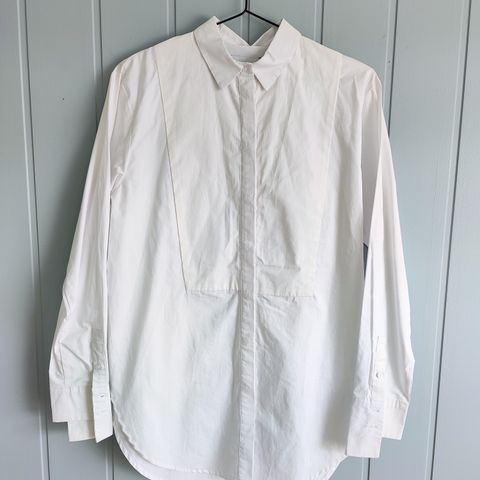 One and other hvit skjorte med lappen på