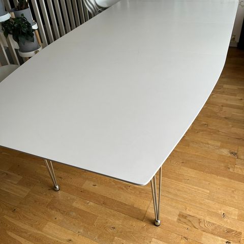 Hvitt spisebord med 6 stoler NY PRIS