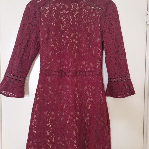Nydelig kjole i burgunder str XS fra Oasis selges!